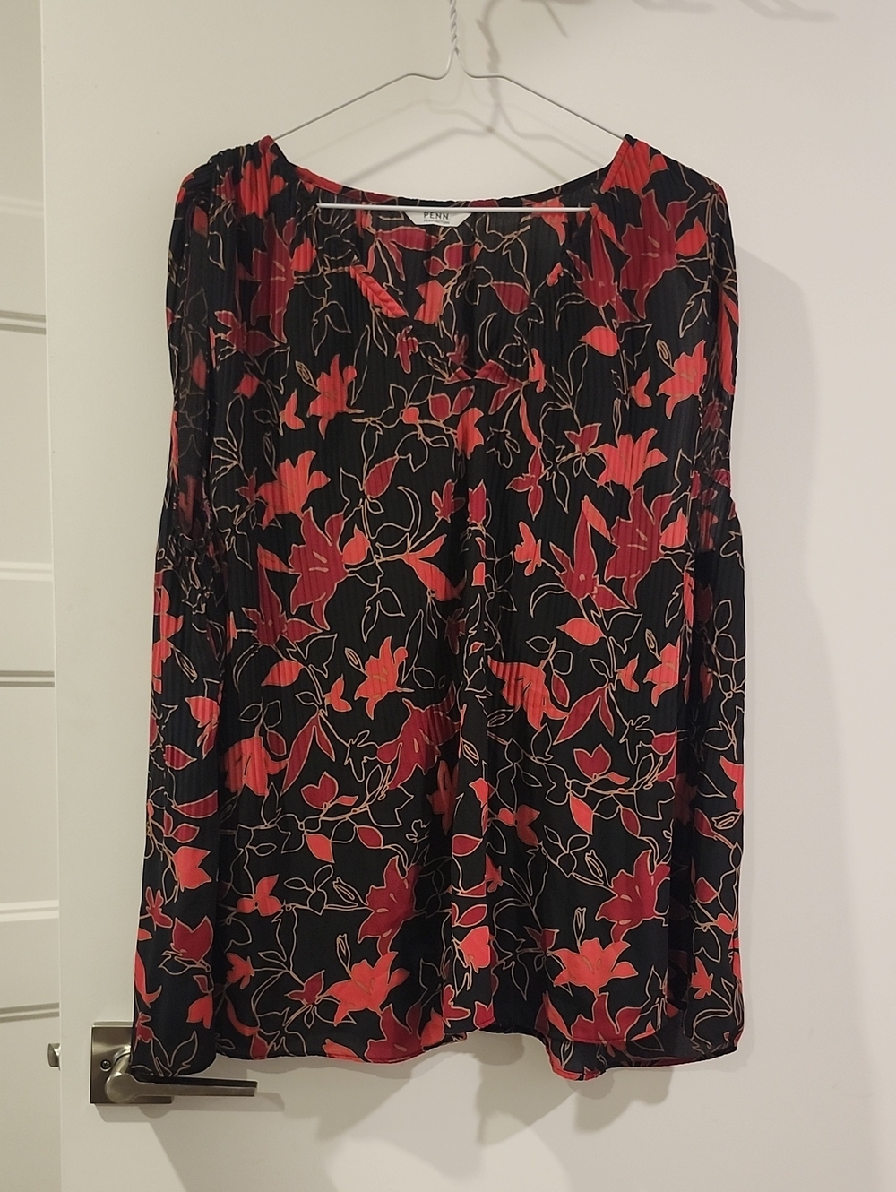 P2P 26" Pleated Black Floral No Sleeve Women’s Top - Red Floral